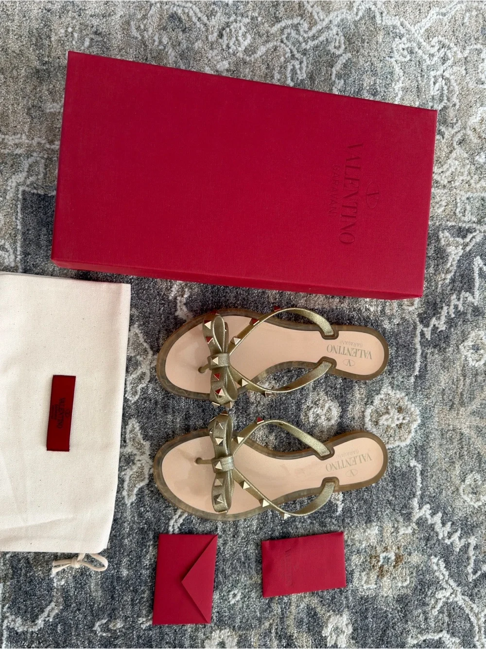 Valentino Garavani Gold Rockstud Bow Thong Sandals - Picture 2 of 11